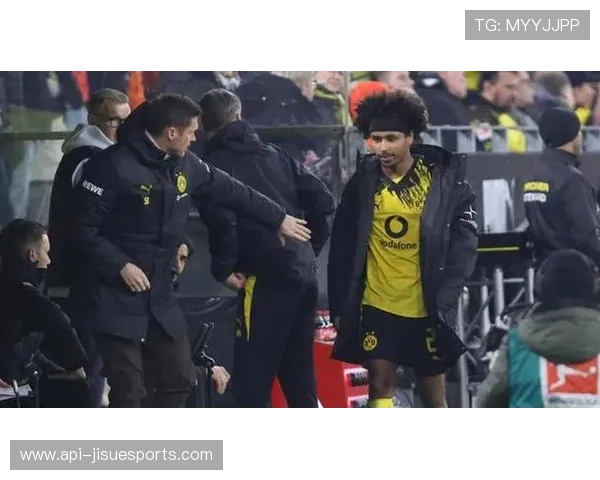 多特蒙德阿德耶米情绪失控引发冲突，俱乐部内部考量其未来