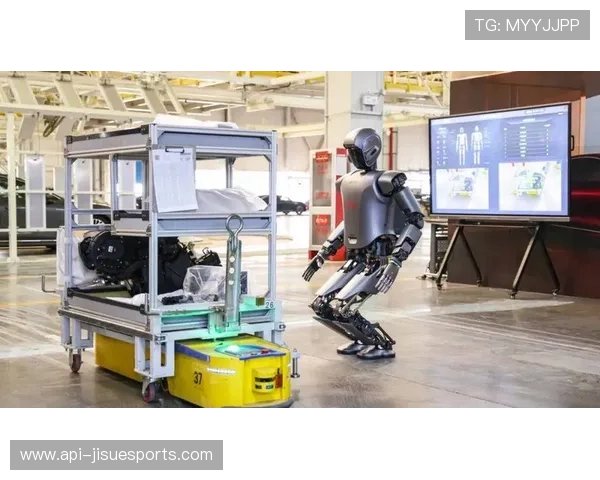 北京北汽队主场比赛中场休息时，人形机器人为观众表演。